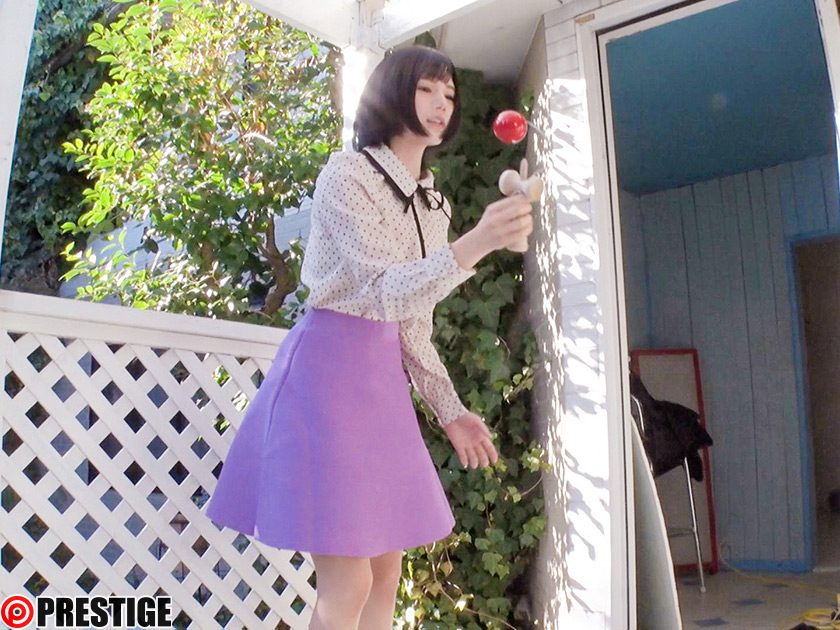 デビュー作でけん玉で遊ぶ涼森れむ